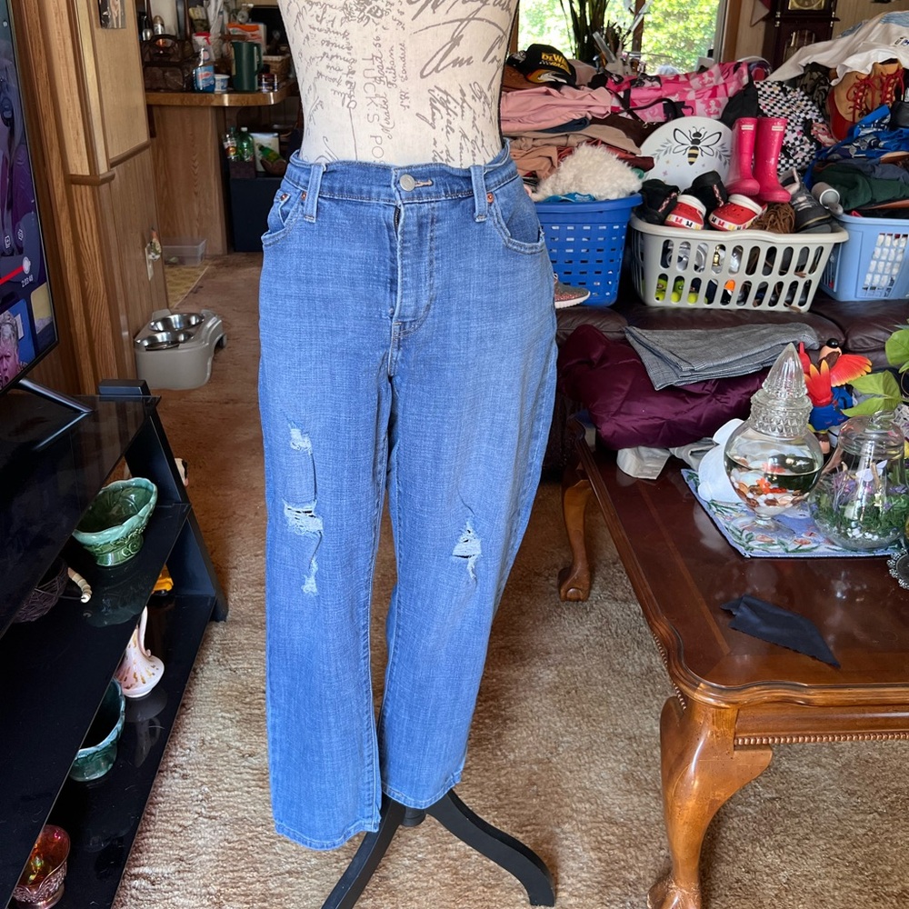 Women’s Levi’s boyfriend jeans with distressed holes. THE ZIPPER IS BROKEN.